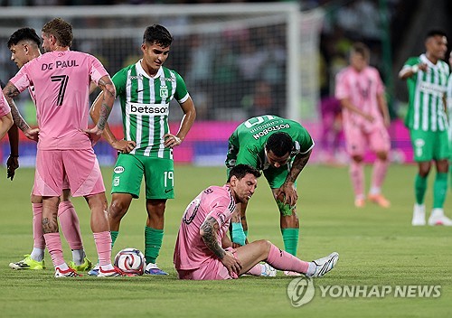 인터 마이애미는 12일 공식 홈페이지를 통해 메시는 최근 에콰도르에서 열린 친선 경기에서 근육에 불편함을 느꼈고, 검사 결과 경미한 손상이 확인됐다며 회복 경과에 따라 점진적으로 팀 훈련에 복귀할 예정이라고 발표했다. 구단은 구체적인 복귀 시점은 밝히지 않았지만, 선수 보호를 최우선으로 하겠다는 입장을 분명히 했다.  메시는 지난 8일 에콰도르 과야킬의 에스타디오 모누멘탈 반코 피친차에서 열린 바르셀로나 SC와의 프리 시즌 친선 경기에 선발 출전해 전반 31분 선제골을 기록한 뒤 후반 13분 교체 아웃됐다. 이 경기에서 그는 햄스트링 부근에 불편함을 느낀 것으로 알려졌는데, 결국 해당 부위에 부상이 발생했음이 공식적으로 발표됐다. 연합뉴스