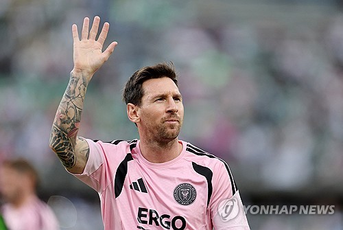 인터 마이애미는 12일 공식 홈페이지를 통해 메시는 최근 에콰도르에서 열린 친선 경기에서 근육에 불편함을 느꼈고, 검사 결과 경미한 손상이 확인됐다며 회복 경과에 따라 점진적으로 팀 훈련에 복귀할 예정이라고 발표했다. 구단은 구체적인 복귀 시점은 밝히지 않았지만, 선수 보호를 최우선으로 하겠다는 입장을 분명히 했다.  메시는 지난 8일 에콰도르 과야킬의 에스타디오 모누멘탈 반코 피친차에서 열린 바르셀로나 SC와의 프리 시즌 친선 경기에 선발 출전해 전반 31분 선제골을 기록한 뒤 후반 13분 교체 아웃됐다. 이 경기에서 그는 햄스트링 부근에 불편함을 느낀 것으로 알려졌는데, 결국 해당 부위에 부상이 발생했음이 공식적으로 발표됐다. 연합뉴스