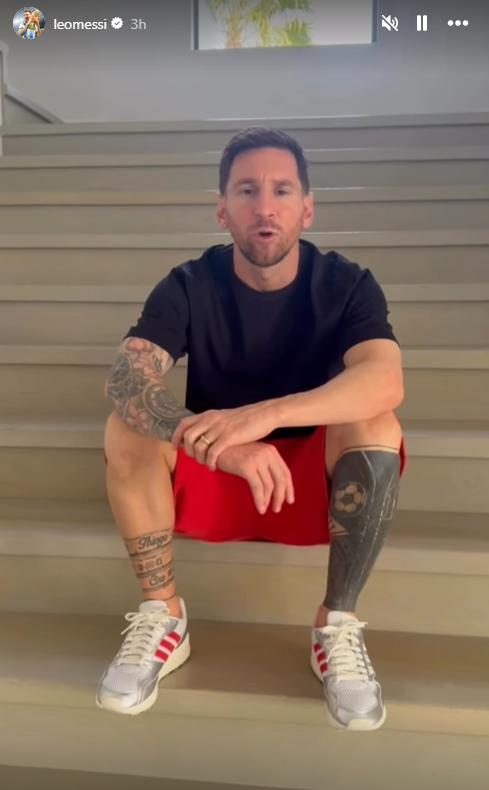 인터 마이애미는 12일 공식 홈페이지를 통해 메시는 최근 에콰도르에서 열린 친선 경기에서 근육에 불편함을 느꼈고, 검사 결과 경미한 손상이 확인됐다며 회복 경과에 따라 점진적으로 팀 훈련에 복귀할 예정이라고 발표했다. 구단은 구체적인 복귀 시점은 밝히지 않았지만, 선수 보호를 최우선으로 하겠다는 입장을 분명히 했다.  메시는 지난 8일 에콰도르 과야킬의 에스타디오 모누멘탈 반코 피친차에서 열린 바르셀로나 SC와의 프리 시즌 친선 경기에 선발 출전해 전반 31분 선제골을 기록한 뒤 후반 13분 교체 아웃됐다. 이 경기에서 그는 햄스트링 부근에 불편함을 느낀 것으로 알려졌는데, 결국 해당 부위에 부상이 발생했음이 공식적으로 발표됐다. 메시 인스타그램