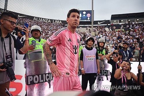 인터 마이애미는 12일 공식 홈페이지를 통해 메시는 최근 에콰도르에서 열린 친선 경기에서 근육에 불편함을 느꼈고, 검사 결과 경미한 손상이 확인됐다며 회복 경과에 따라 점진적으로 팀 훈련에 복귀할 예정이라고 발표했다. 구단은 구체적인 복귀 시점은 밝히지 않았지만, 선수 보호를 최우선으로 하겠다는 입장을 분명히 했다.  메시는 지난 8일 에콰도르 과야킬의 에스타디오 모누멘탈 반코 피친차에서 열린 바르셀로나 SC와의 프리 시즌 친선 경기에 선발 출전해 전반 31분 선제골을 기록한 뒤 후반 13분 교체 아웃됐다. 이 경기에서 그는 햄스트링 부근에 불편함을 느낀 것으로 알려졌는데, 결국 해당 부위에 부상이 발생했음이 공식적으로 발표됐다. 연합뉴스