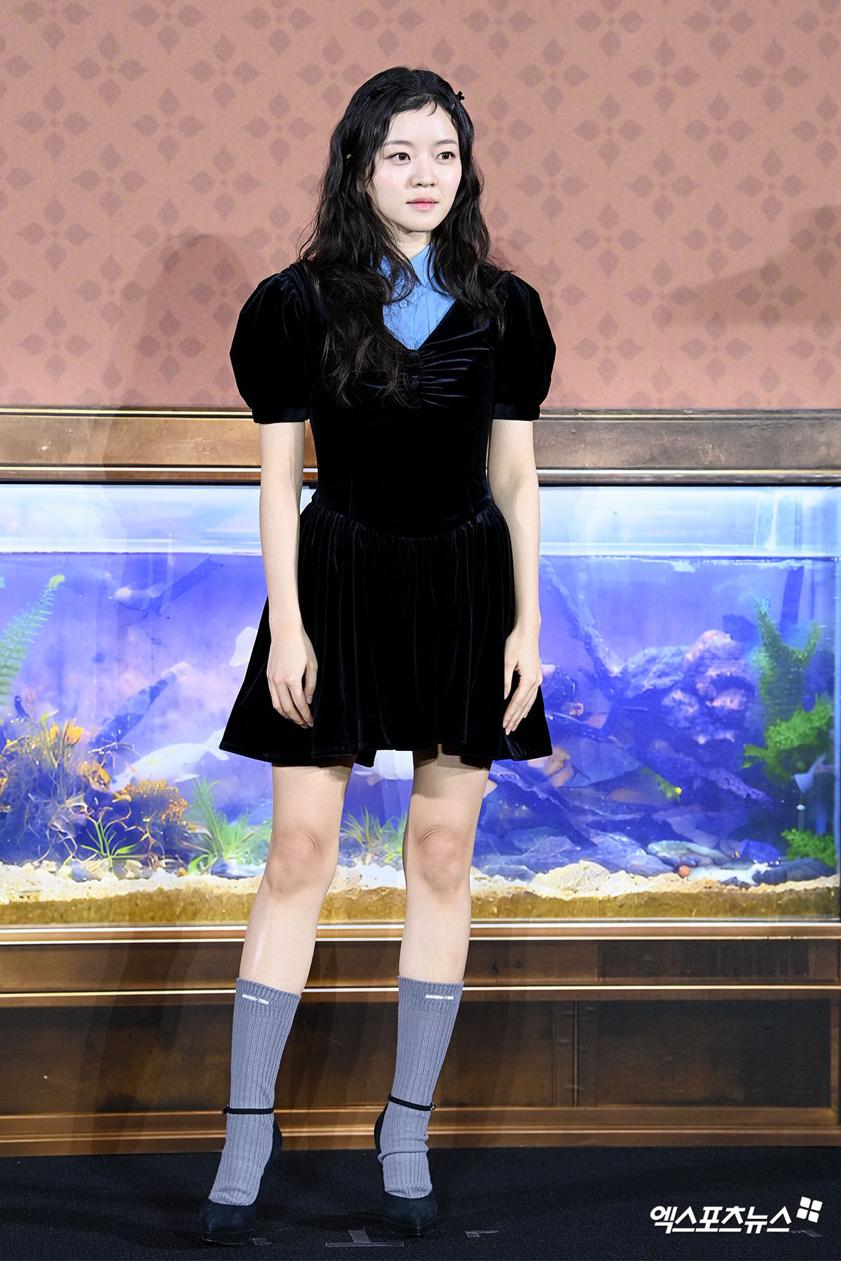 벨벳 미니 원피스로 사랑스럽게