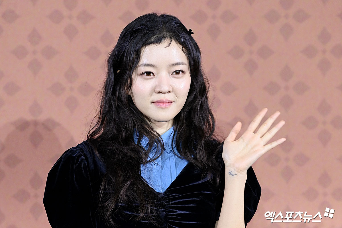 손목 귀여운 안경 타투