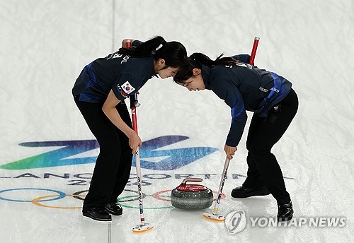 2026 밀라노·코르티나담페초 동계올림픽에 나선 대한민국 컬링 여자 대표팀이 첫 경기에서 미국에 아쉬운 역전패를 당했다. 스킵 김은지, 서드 김민지, 세컨드 김수지, 리드 설예은, 핍스 설예지로 구성된 여자 컬링 대표팀 경기도청은 12일(한국시간) 이탈리아 코르티나담페초의 코르티나 컬링 올림픽 스타디움에서 열린 미국과의 라운드로빈 1차전서 4-8로 패했다. 연합뉴스