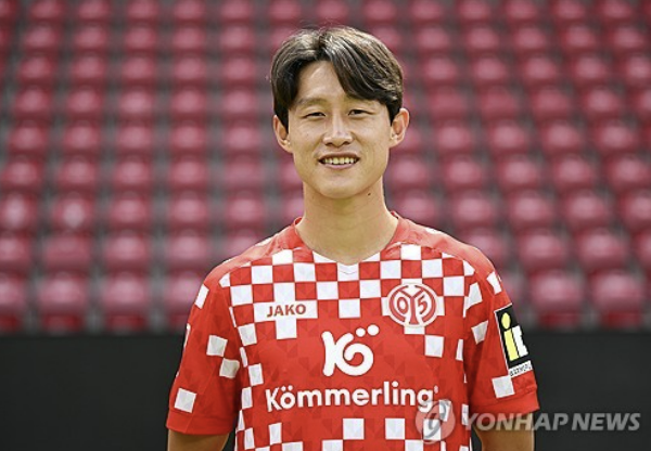 과거 중국과 중동의 거액 오퍼를 거절하고 독일 2부 리그로 향했던 이재성이 유럽 무대에서만 10년을 뛰게 됐다. 독일 분데스리가 FSV 마인츠 05는 12일(한국시간) 구단 공식 홈페이지를 통해 대한민국 국가대표 미드필더 이재성과 새로운 계약을 체결했다고 공식 발표했다. 구체적인 계약 기간은 공개되지 않았으나 이번 재계약으로 이재성은 마인츠의 레전드 대우를 받으며 유럽 생활을 이어가게 됐다. 연합뉴스