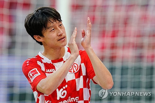 과거 중국과 중동의 거액 오퍼를 거절하고 독일 2부 리그로 향했던 이재성이 유럽 무대에서만 10년을 뛰게 됐다. 독일 분데스리가 FSV 마인츠 05는 12일(한국시간) 구단 공식 홈페이지를 통해 대한민국 국가대표 미드필더 이재성과 새로운 계약을 체결했다고 공식 발표했다. 구체적인 계약 기간은 공개되지 않았으나 이번 재계약으로 이재성은 마인츠의 레전드 대우를 받으며 유럽 생활을 이어가게 됐다. 연합뉴스