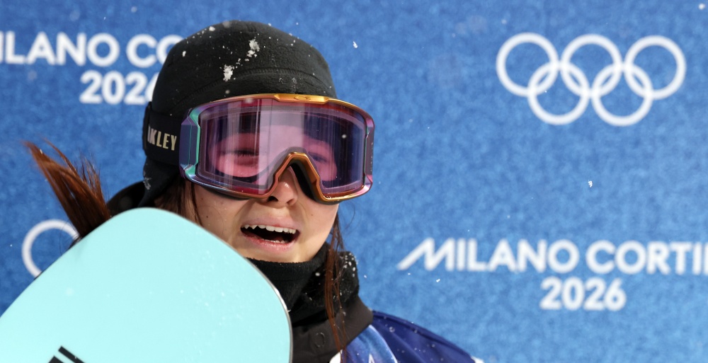 한국 동계스포츠의 숙원을 최가온이 해냈다. 최가온은 13일 이탈리아 리비뇨 스노파크에서 열린 대회 여자 하프파이프 결승에사 3차 시기에서 90.25점을 받으면서 대회 3연패를 노리던 한국계 슈퍼스타 클로이 킴(미국)을 누르고 대역전 드라마로 금메달리스트가 됐다. 한국이 동계올림픽에서 설상 종목 금메달을 따기는 최가온이 처음이다. 그간 한국은 스노보드 남자 평행대회전에서 이상호(2018년), 김상겸(2026년)이 나란히 은메달, 그리고 스노보드 여자 빅에어에서 유승은(2026년)이 동메달을 따낸 것이 전부였다. 특히 최가온은 이날 1차 시기에서 크게 넘어져 남은 시기 출전이 불투명한 상황에서 기적 같이 일어나 금메달 쾌거를 해냈다. 연합뉴스