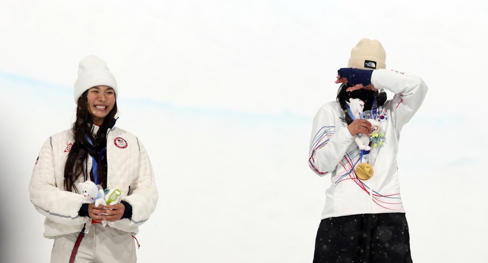 한국 동계스포츠의 숙원을 최가온이 해냈다. 최가온은 13일 이탈리아 리비뇨 스노파크에서 열린 대회 여자 하프파이프 결승에사 3차 시기에서 90.25점을 받으면서 대회 3연패를 노리던 한국계 슈퍼스타 클로이 킴(미국)을 누르고 대역전 드라마로 금메달리스트가 됐다. 한국이 동계올림픽에서 설상 종목 금메달을 따기는 최가온이 처음이다. 그간 한국은 스노보드 남자 평행대회전에서 이상호(2018년), 김상겸(2026년)이 나란히 은메달, 그리고 스노보드 여자 빅에어에서 유승은(2026년)이 동메달을 따낸 것이 전부였다. 특히 최가온은 이날 1차 시기에서 크게 넘어져 남은 시기 출전이 불투명한 상황에서 기적 같이 일어나 금메달 쾌거를 해냈다. 연합뉴스