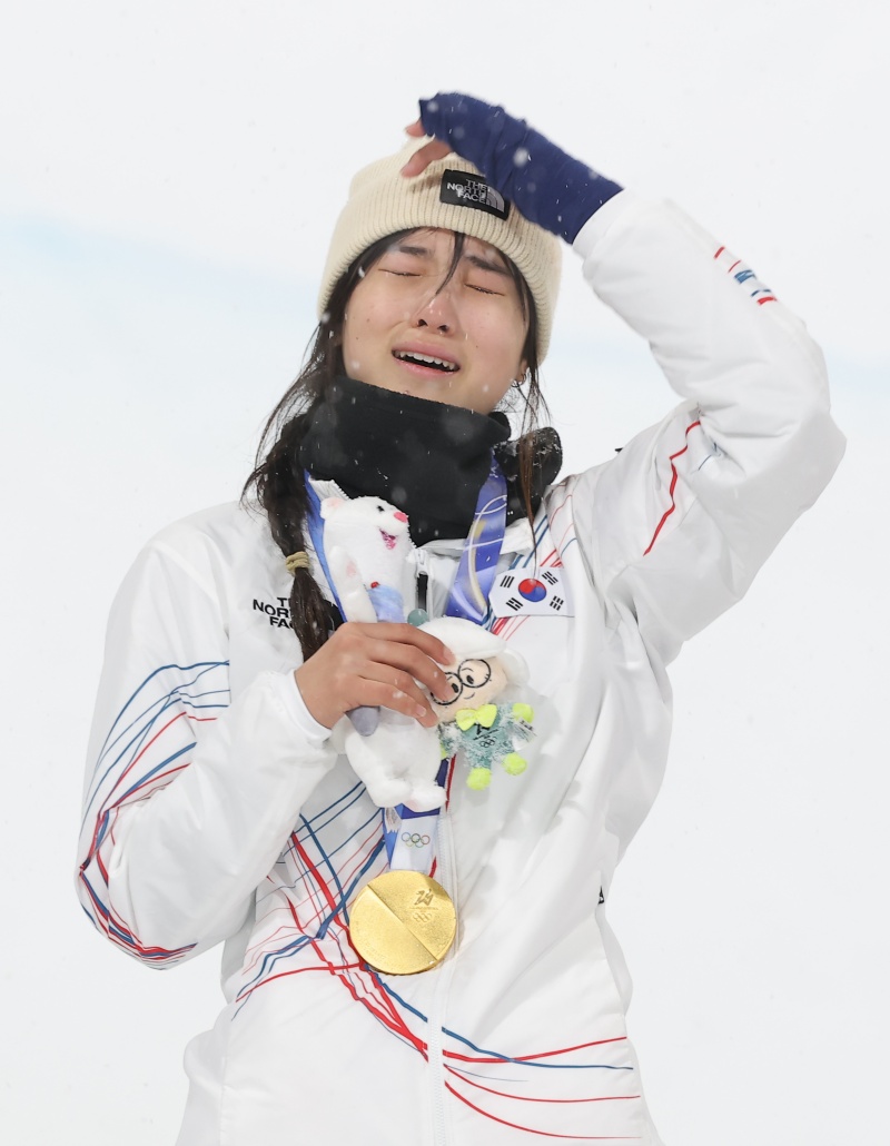 한국 동계스포츠의 숙원을 최가온이 해냈다. 최가온은 13일 이탈리아 리비뇨 스노파크에서 열린 대회 여자 하프파이프 결승에사 3차 시기에서 90.25점을 받으면서 대회 3연패를 노리던 한국계 슈퍼스타 클로이 킴(미국)을 누르고 대역전 드라마로 금메달리스트가 됐다. 한국이 동계올림픽에서 설상 종목 금메달을 따기는 최가온이 처음이다. 그간 한국은 스노보드 남자 평행대회전에서 이상호(2018년), 김상겸(2026년)이 나란히 은메달, 그리고 스노보드 여자 빅에어에서 유승은(2026년)이 동메달을 따낸 것이 전부였다. 특히 최가온은 이날 1차 시기에서 크게 넘어져 남은 시기 출전이 불투명한 상황에서 기적 같이 일어나 금메달 쾌거를 해냈다. 연합뉴스