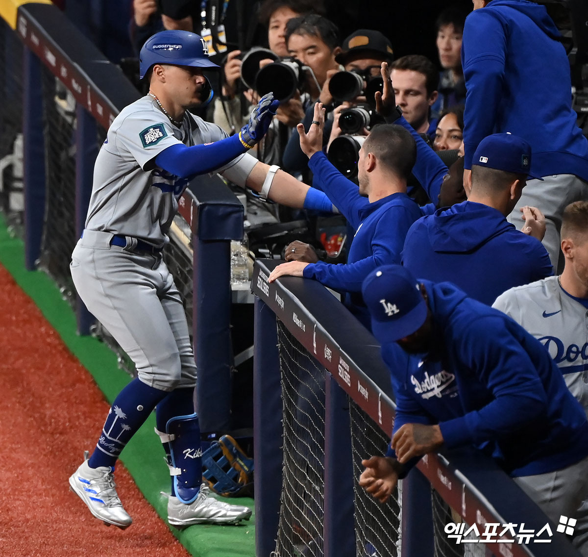 LA 다저스가 13일 키케 에르난데스와 1년 450만 달러(약 65억원) 규모의 계약을 체결했다. 2020, 2024, 2025년 다저스 소속으로 월드시리즈 우승 반지를 낀 에르난데스는 다저스 유니폼을 입고 10번째 시즌을 보내게 됐다. 엑스포츠뉴스 DB