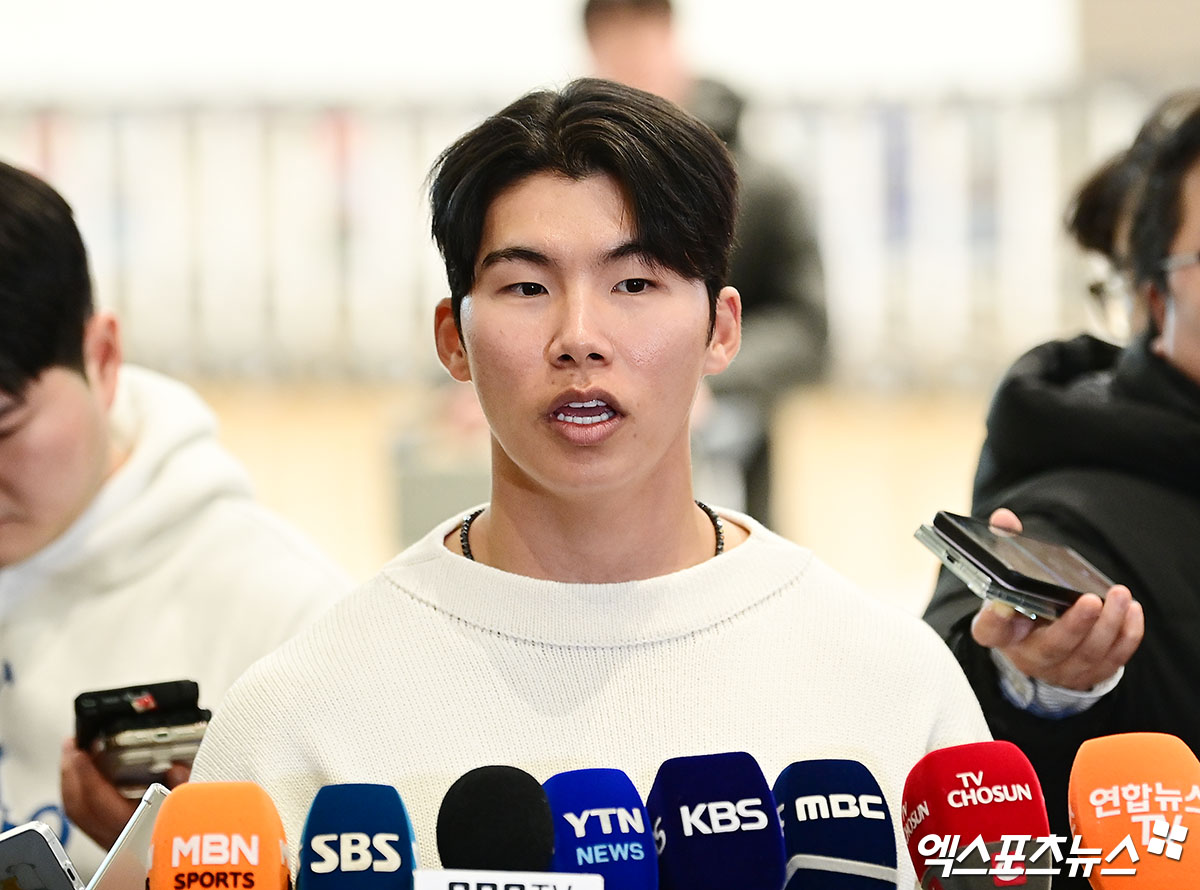 LA 다저스가 13일 키케 에르난데스와 재계약했다. 여기에 내야 자원인 케스턴 히우라를 영입하며 내야진을 강화했다. 경쟁을 펼쳐야 하는 김혜성으로선 악재다. 엑스포츠뉴스 DB