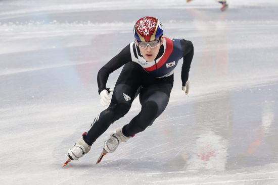 2007년생 신성 임종언(고양시청)은 13일(한국시간) 이탈리아 밀라노 아이스 스케이팅 아레나에서 열린 2026 밀라노·코르티나담페초 동계올림픽 쇼트트랙 남자 1000m 파이널A(결승)에서 1분24초611의 기록으로 결승선을 통과해 동메달을 차지했다. 임종언이 얻어낸 동메달은 한국 선수단이 밀라노 올림픽 쇼트트랙 종목에서 얻어낸 첫 번째 메달이다. 임종언은 자신의 생애 첫 올림픽 무대에서 동메달 획득에 성공했다. 연합뉴스