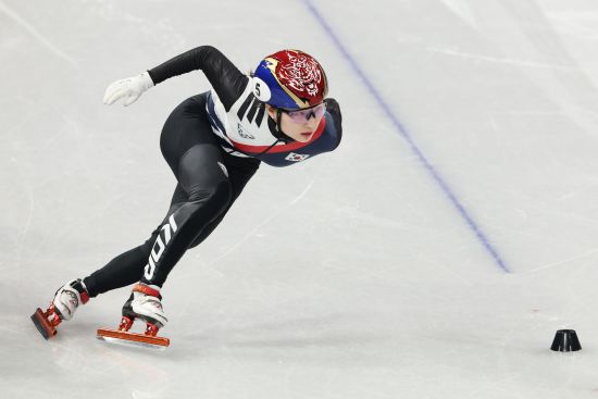 한국 여자 쇼트트랙 간판 최민정(성남시청)은 13일(한국시간) 이탈리아 밀라노 아이스 스케이팅 아레나에서 열린 2026 밀라노·코르티나담페초 동계올림픽 쇼트트랙 여자 500m 준결승 2조에서 43초060의 기록으로 결승선을 통과해 5위를 차지했다. 최민정은 앞서 여자 500m 준준결승에서 개인 최고 기록(41초955)을 세워 기대감을 높였으나 파이널A(결승) 진출에 실패하면서 다시 한번 올림픽 여자 500m 메달 도전이 좌절됐다. 연합뉴스