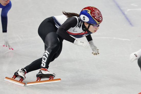 한국 여자 쇼트트랙 간판 최민정(성남시청)은 13일(한국시간) 이탈리아 밀라노 아이스 스케이팅 아레나에서 열린 2026 밀라노·코르티나담페초 동계올림픽 쇼트트랙 여자 500m 준결승 2조에서 43초060의 기록으로 결승선을 통과해 5위를 차지했다. 최민정은 앞서 여자 500m 준준결승에서 개인 최고 기록(41초955)을 세워 기대감을 높였으나 파이널A(결승) 진출에 실패하면서 다시 한번 올림픽 여자 500m 메달 도전이 좌절됐다. 연합뉴스