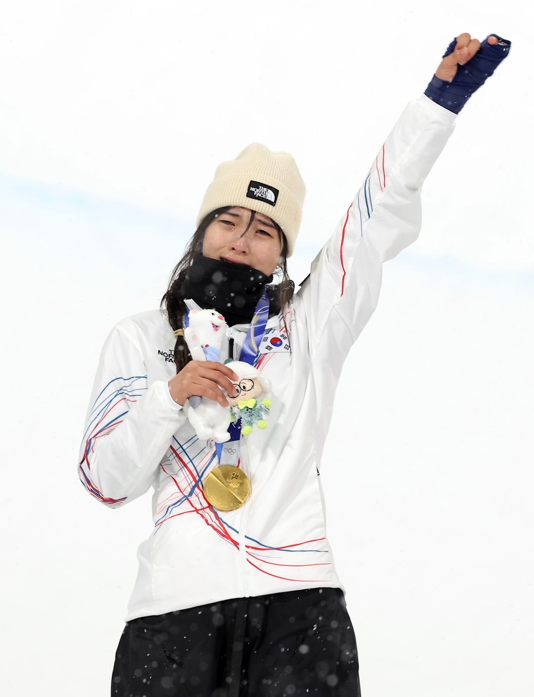 최가온이 13일(한국시간) 이탈리아 리비뇨 스노파크에서 열린 2026 밀라노·코르티나담페초 동계 올림픽 스키 스노보드 여자 하프파이프 결선에서 90.25점을 기록, 88.00점을 얻은 클로이 김을 제치고 금메달을 목에 걸었다. 사진 연합뉴스