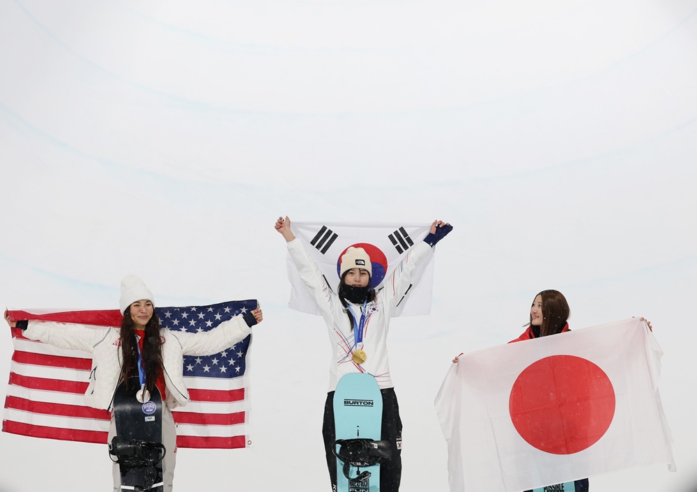 최가온이 13일(한국시간) 이탈리아 리비뇨 스노파크에서 열린 2026 밀라노·코르티나담페초 동계 올림픽 스키 스노보드 여자 하프파이프 결선에서 90.25점을 기록, 88.00점을 얻은 클로이 김을 제치고 금메달을 목에 걸었다. 사진 연합뉴스