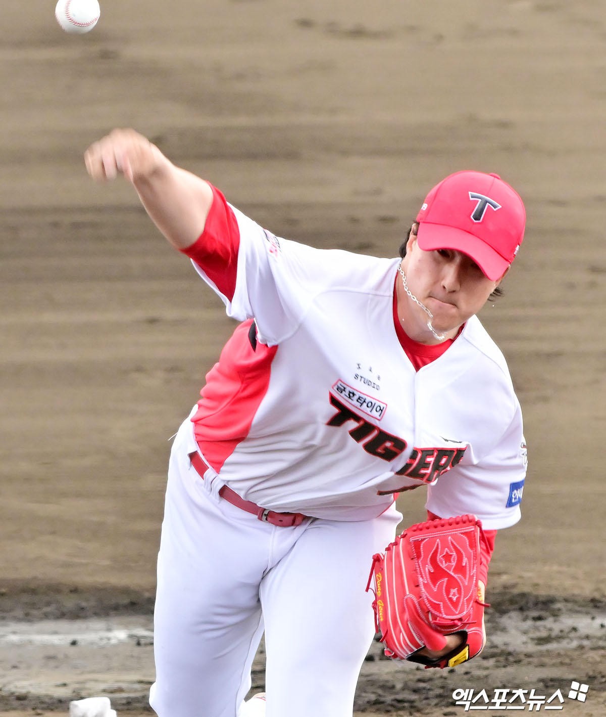 3일 오후 일본 오키나와 킨 구장에서 열린 KT 위즈와 KIA 타이거즈의 연습경기, 9회초 KIA 정해영이 공을 힘차게 던지고 있다. 엑스포츠뉴스 DB