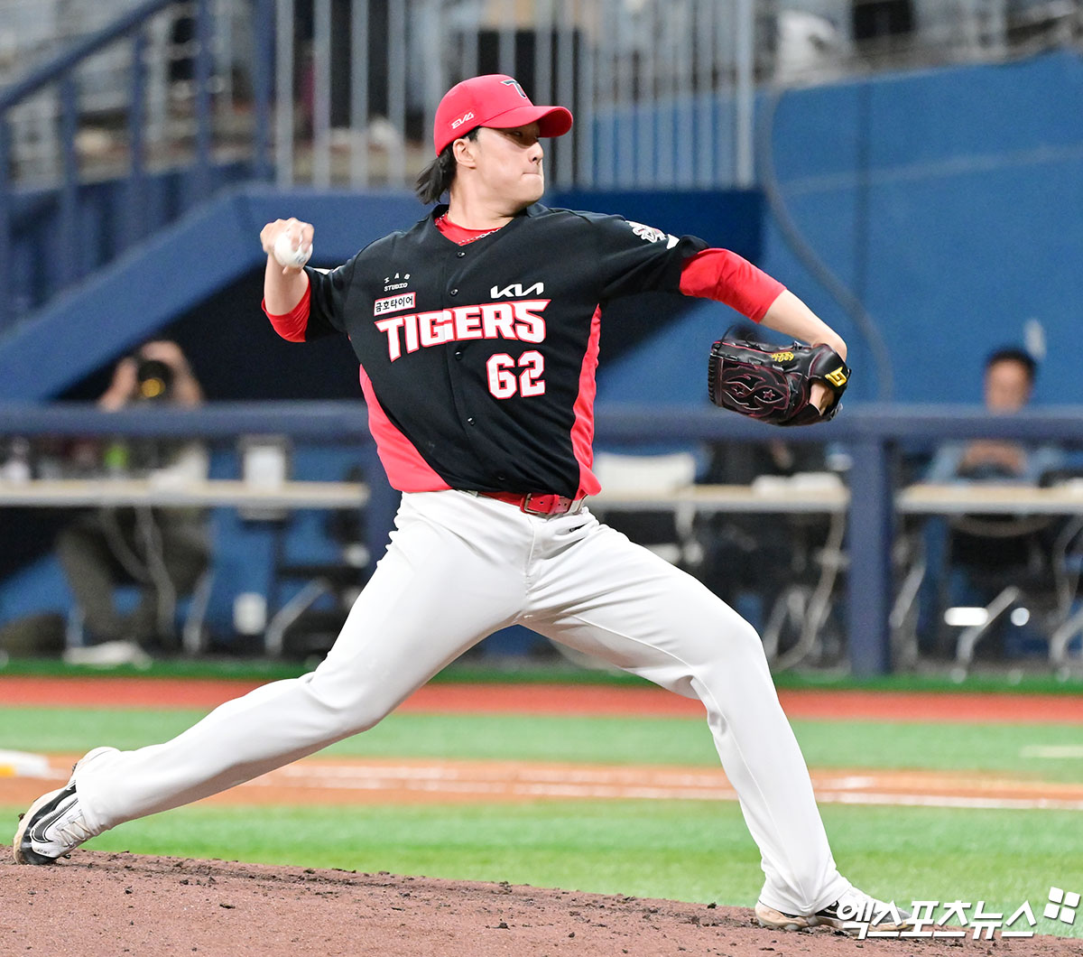 6일 오후 서울 구로구 고척스카이돔에서 열린 '2025 신한 SOL Bank KBO리그' KIA 타이거즈와 키움 히어로즈의 경기, 9회말 KIA 정해영이 공을 힘차게 던지고 있다. 엑스포츠뉴스 DB