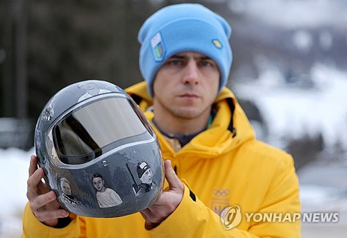  2026 밀라노·코르티나담페초 동계올림픽에 출전한 우크라이나 스켈레톤 국가대표가 전사한 동료들을 기리는 헬멧 착용을 고수하다 결국 올림픽 무대에서 퇴출당했다. '스포츠의 정치적 중립'을 내세운 국제올림픽위원회(IOC)와 '정당한 추모'를 주장하는 우크라이나 측의 입장이 정면충돌하며 파장이 커지고 있는 가운데 우크라이나 정부는 해당 선수에게 훈장을 수여했다. 연합뉴스