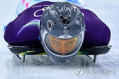  2026 밀라노·코르티나담페초 동계올림픽에 출전한 우크라이나 스켈레톤 국가대표가 전사한 동료들을 기리는 헬멧 착용을 고수하다 결국 올림픽 무대에서 퇴출당했다. '스포츠의 정치적 중립'을 내세운 국제올림픽위원회(IOC)와 '정당한 추모'를 주장하는 우크라이나 측의 입장이 정면충돌하며 파장이 커지고 있는 가운데 우크라이나 정부는 해당 선수에게 훈장을 수여했다. 연합뉴스