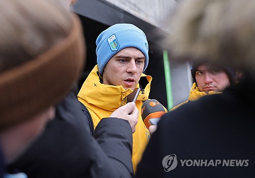  2026 밀라노·코르티나담페초 동계올림픽에 출전한 우크라이나 스켈레톤 국가대표가 전사한 동료들을 기리는 헬멧 착용을 고수하다 결국 올림픽 무대에서 퇴출당했다. '스포츠의 정치적 중립'을 내세운 국제올림픽위원회(IOC)와 '정당한 추모'를 주장하는 우크라이나 측의 입장이 정면충돌하며 파장이 커지고 있는 가운데 우크라이나 정부는 해당 선수에게 훈장을 수여했다. 연합뉴스