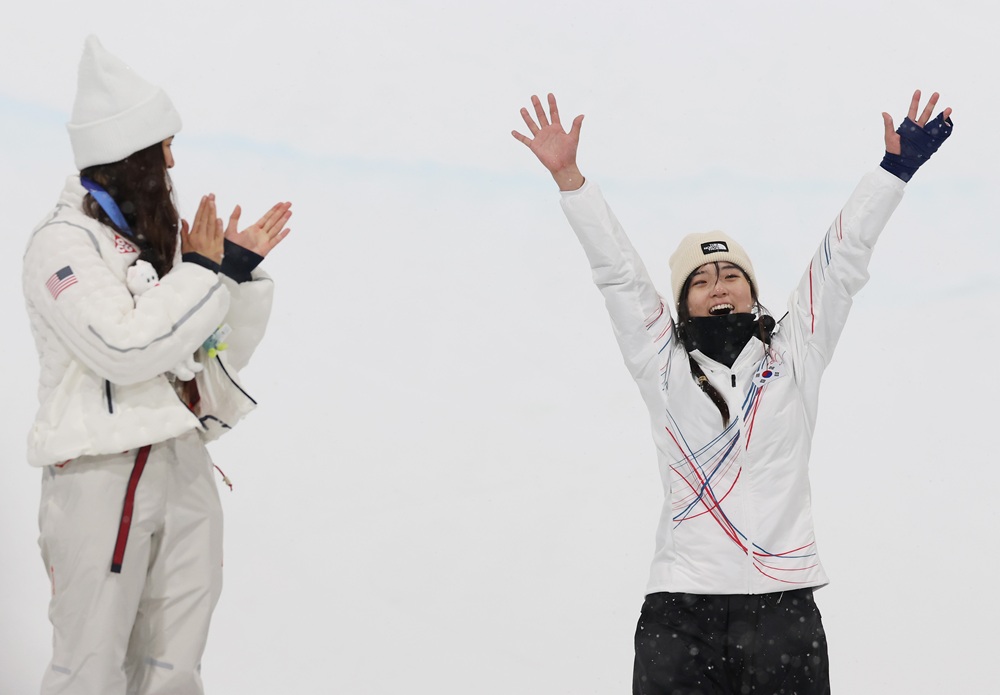 최가온이 13일(한국시간) 이탈리아 리비뇨 스노파크에서 열린 2026 밀라노·코르티나담페초 동계 올림픽 스키 스노보드 여자 하프파이프 결선에서 90.25점을 기록, 88.00점을 얻은 클로이 김을 제치고 금메달을 목에 걸었다. 한국 선수단의 이번 대회 첫 금메달이자 한국 스키 역사상 최초의 올림픽 금메달의 역사를 썼다. 사진 연합뉴스