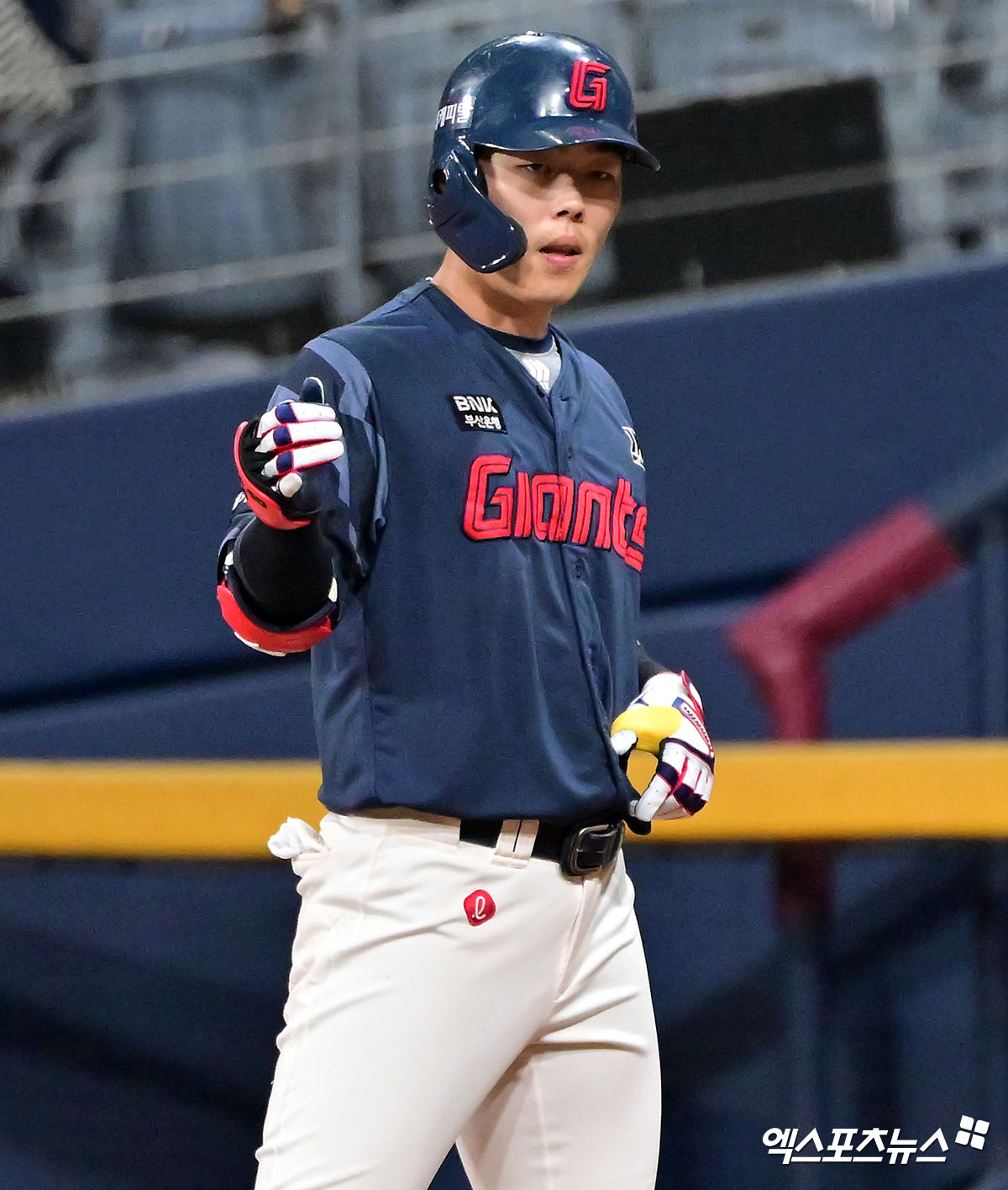 13일 국내 야구 커뮤니티를 통해 대만 현지 게임장으로 보이는 곳에서 롯데 소속 선수들이 촬영된 CCTV 화면이 확산했다. 2월 12일 촬영 영상에선 롯데 소속 고승민, 나승엽, 김동혁이 모니터가 설치된 각자 자리에 앉아 오락을 즐기는 모습이 포착됐다. 문제는 화면에서 불법도박이 의심되는 화면과 오락기 등이 포착된 것이다. 롯데 구단은 같은 날 '나승엽, 고승민(사진), 김동혁, 김세민 선수가 해당 국가에서 불법으로 분류되어 있는 장소에 방문한 것을 확인했다'며 '이유 불문하고 KBO와 구단 내규에 어긋나는 행위를 저지른 해당 선수 4명을 즉각 귀국 조치시킬 예정이다. 또한 KBO 클린베이스볼 센터에 즉각 신고하고 결과에 따라 구단도 이에 상응하는 조치를 내리겠다고 했다. 엑스포츠뉴스DB