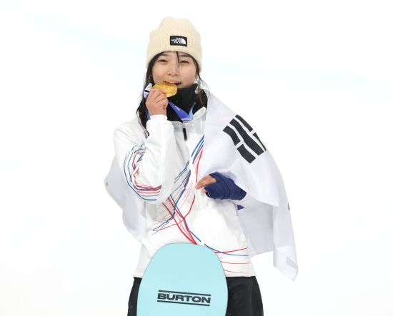 2026 밀라노·코르티나담페초 동계올림픽에서 한국 스노보드 역사상 첫 올림픽 금메달이자 이번 대회 한국 선수단 첫 금메달이 나온 가운데, 독점 중계사 JTBC의 방송 중계 둘러싼 논란이 불거지고 있다. 하필이면 스노보드 금메달리스트인 최가온의 우승 확정 장면이 JTBC 본 채널을 통해 생중계되지 않으면서 시청자들은