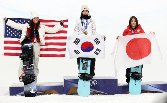 2026 밀라노·코르티나담페초 동계올림픽에서 한국 스노보드 역사상 첫 올림픽 금메달이자 이번 대회 한국 선수단 첫 금메달이 나온 가운데, 독점 중계사 JTBC의 방송 중계 둘러싼 논란이 불거지고 있다. 하필이면 스노보드 금메달리스트인 최가온의 우승 확정 장면이 JTBC 본 채널을 통해 생중계되지 않으면서 시청자들은