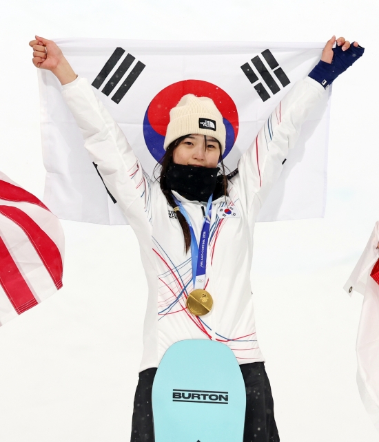 2026 밀라노·코르티나담페초 동계올림픽에서 한국 스노보드 역사상 첫 올림픽 금메달이자 이번 대회 한국 선수단 첫 금메달이 나온 가운데, 독점 중계사 JTBC의 방송 중계 둘러싼 논란이 불거지고 있다. 하필이면 스노보드 금메달리스트인 최가온의 우승 확정 장면이 JTBC 본 채널을 통해 생중계되지 않으면서 시청자들은