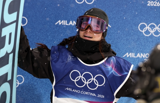 2026 밀라노·코르티나담페초 동계올림픽에서 한국 스노보드 역사상 첫 올림픽 금메달이자 이번 대회 한국 선수단 첫 금메달이 나온 가운데, 독점 중계사 JTBC의 방송 중계 둘러싼 논란이 불거지고 있다. 하필이면 스노보드 금메달리스트인 최가온의 우승 확정 장면이 JTBC 본 채널을 통해 생중계되지 않으면서 시청자들은