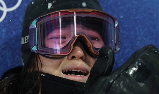 2026 밀라노·코르티나담페초 동계올림픽에서 한국 스노보드 역사상 첫 올림픽 금메달이자 이번 대회 한국 선수단 첫 금메달이 나온 가운데, 독점 중계사 JTBC의 방송 중계 둘러싼 논란이 불거지고 있다. 하필이면 스노보드 금메달리스트인 최가온의 우승 확정 장면이 JTBC 본 채널을 통해 생중계되지 않으면서 시청자들은