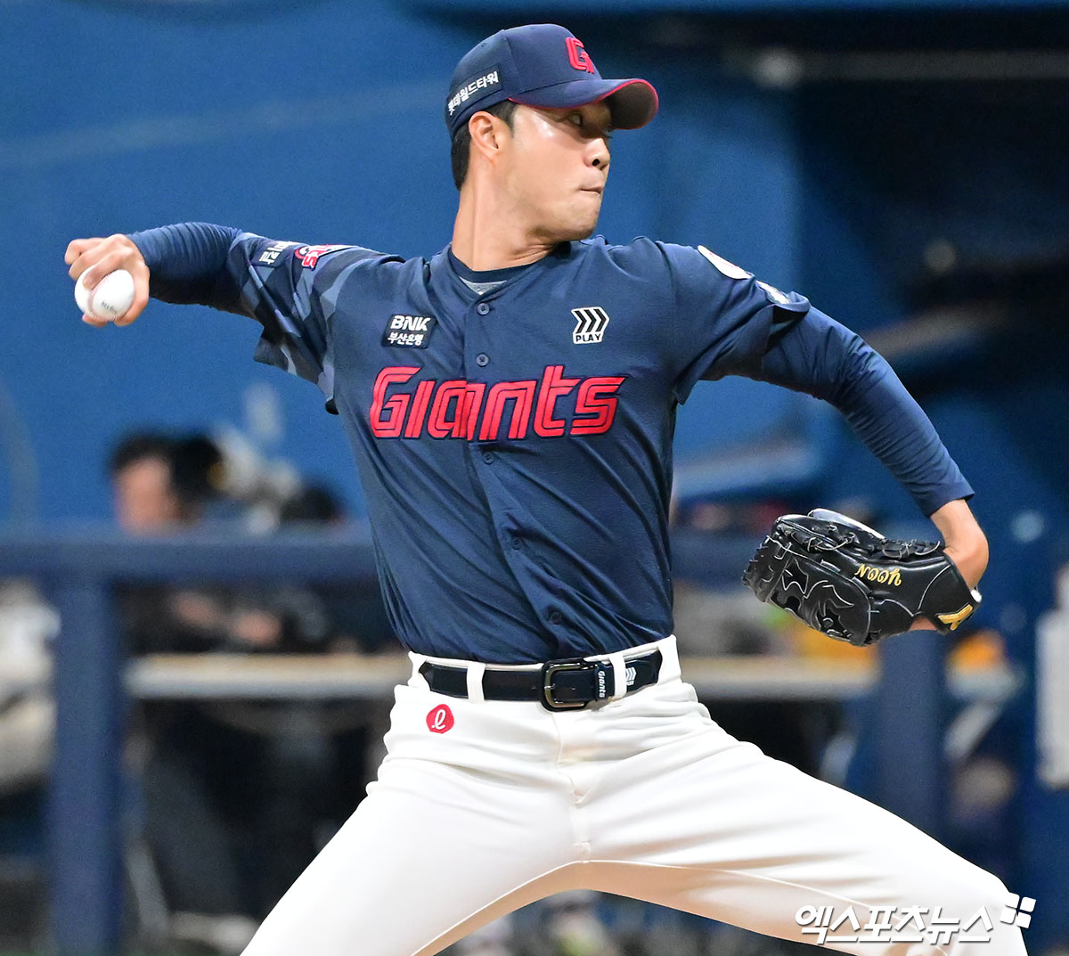 롯데 자이언츠 투수 윤성빈이 '팬그래프'가 발표한 메이저리그(MLB) 국제 유망주 순위표에서 김도영(KIA), 문동주, 강백호(이상 한화), 김주원(NC), 안우진(키움)에 이은 43위로 이름을 올렸다. 한화 정우주(44위), 두산 베어스 김택연(45위)보다 높은 순위다. 엑스포츠뉴스 DB