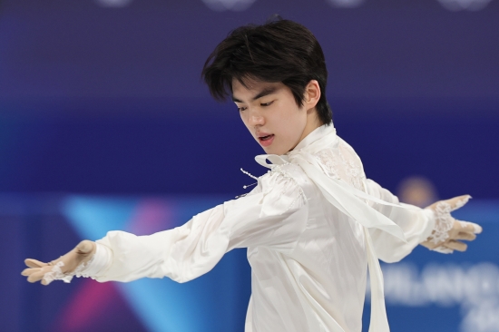 차준환은 14일 이탈리아 밀라노 아이스스케이팅 아레나에서 열린 2026 밀라노·코르티나담페초 동계올림픽 피겨스케이팅 남자 싱글 프리스케이팅에서 기술점수(TES) 95.15점, 예술점수(PCS) 87.04점, 감점 1점으로 합계 181.20점을 받았다. 차준환은 사흘 전 쇼트프로그램에서 얻은 92.72점을 합쳐 총점 273.92점을 기록했다. 차준환의 이번 대회 총점은 지난달 중국 베이징에서 열렸던 2026 국제빙상경기연맹(ISU) 4대륙선수권대회에서 준우승할 때 찍은 종전 시즌 최고점 273.62점을 0.30점 경신한 새로운 시즌 베스트 점수다. 최상위권 선수들이 실수를 연발하면서 차준환은 4위를 차지했다. 동메달리스트인 사토 슌(일본)에 불과 0.98점 뒤졌다. 연합뉴스