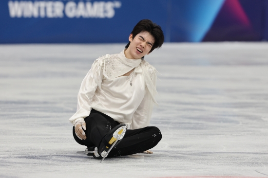 차준환은 14일 이탈리아 밀라노 아이스스케이팅 아레나에서 열린 2026 밀라노·코르티나담페초 동계올림픽 피겨스케이팅 남자 싱글 프리스케이팅에서 기술점수(TES) 95.15점, 예술점수(PCS) 87.04점, 감점 1점으로 합계 181.20점을 받았다. 차준환은 사흘 전 쇼트프로그램에서 얻은 92.72점을 합쳐 총점 273.92점을 기록했다. 차준환의 이번 대회 총점은 지난달 중국 베이징에서 열렸던 2026 국제빙상경기연맹(ISU) 4대륙선수권대회에서 준우승할 때 찍은 종전 시즌 최고점 273.62점을 0.30점 경신한 새로운 시즌 베스트 점수다. 최상위권 선수들이 실수를 연발하면서 차준환은 4위를 차지했다. 동메달리스트인 사토 슌(일본)에 불과 0.98점 뒤졌다. 연합뉴스