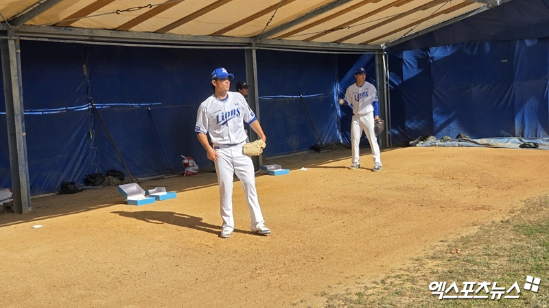삼성 라이온즈 김재윤(왼쪽)과 미야지 유라가 14일 일본 오키나와 온나손의 아카마 야구장 불펜에서 훈련 중인 모습. 사진 엑스포츠뉴스