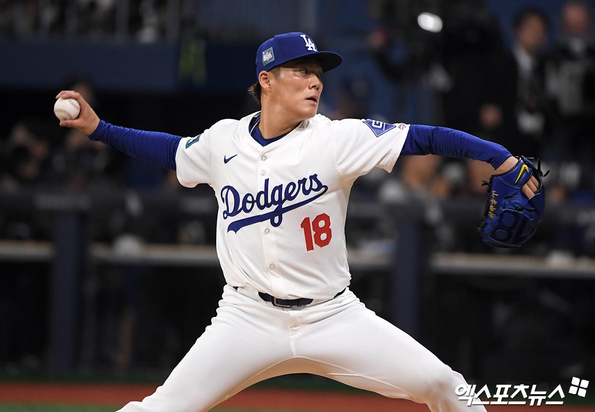 일본 야구 국가대표팀 에이스 야마모토 요시노부(LA 다저스)가 2026 월드베이스볼클래식 본선 1라운드 대만전에 등판할 예정이다. 일본 매체 '주니치 스포츠'는 14일 '사무라이 재팬의 핵심 에이스 야마모토는 1라운드 첫 경기인 3월 6일 대만전에 선발 등판할 예정이다'라고 보도했다. 일본은 당초 1차전 대만전과 2차전 한국전에 야마모토와 기쿠치 유세이(LA 에인절스)를 투입할 계획이었고, 대회 분위기를 좌지우지할 첫 경기에 가장 믿음직한 카드를 투입하는 것으로 가닥을 잡은 모양새다. 엑스포츠뉴스 DB