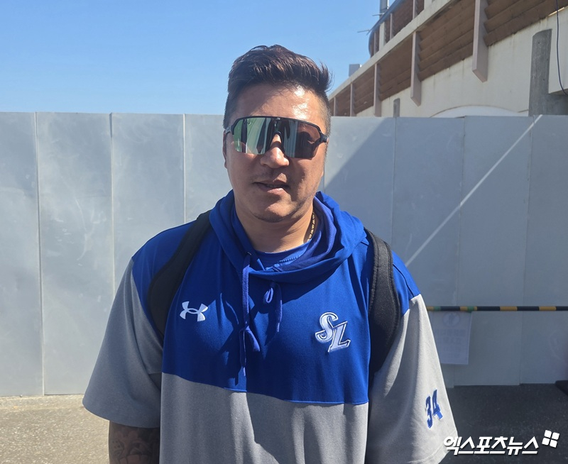 2026시즌 삼성 라이온즈로 돌아온 베테랑 타자 최형우가 14일 일본 오키나와 온나손의 아카마 구장에서 오전 훈련을 마친 뒤 인터뷰를 진행했다. 사진 김지수 기자