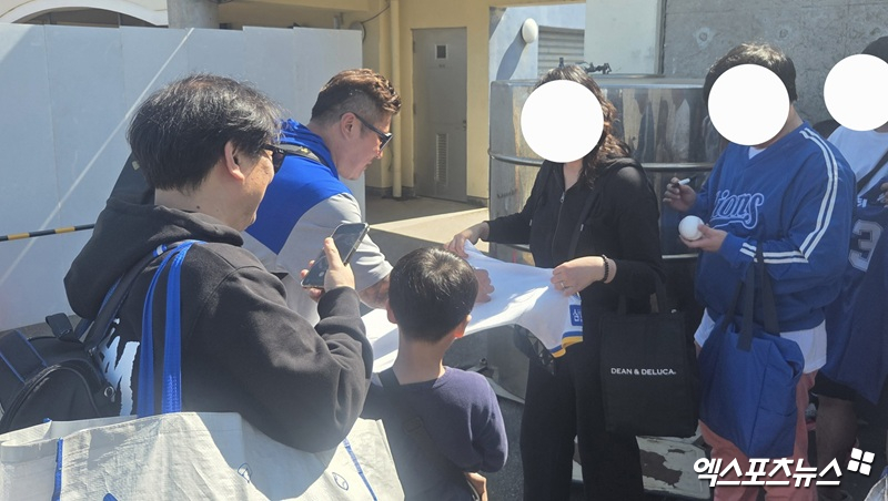 2026시즌 삼성 라이온즈로 돌아온 베테랑 타자 최형우가 14일 일본 오키나와 온나손의 아카마 구장에서 오전 훈련을 마친 뒤 팬들에게 사인을 해주는 모습. 사진 김지수 기자