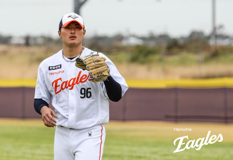 한화 이글스가 스프링캠프 연습경기에서 2연패에 빠졌다. 한화는 14일 호주 멜버른 야구장에서 열린 호주프로야구(ABL) 멜버른 에이시스와 스프링캠프 연습경기에서 1-4로 패했다. 이날 한화는 이원석(중견수)~권광민(우익수)~이진영(지명타자)~한지윤(좌익수)~김태연(1루수)~황영묵(2루수)~이도윤(3루수)~허인서(포수)~최유빈(유격수)으로 선발 라인업을 꾸렸다. 우완 박준영이 선발 등판했다. 한화는 9회말 마지막 공격에서 한 점을 만회했다. 1사 후 이진영이 볼넷으로 출루하며 기회를 만들었고, 한지윤이 좌익수 키를 넘기는 2루타로 주자를 불러들였다. 이후 김태연이 3루수 직선타, 황영묵이 루킹삼진으로 물러나면서 한화의 1-4 패배로 경기가 종료됐다. 한화 이글스