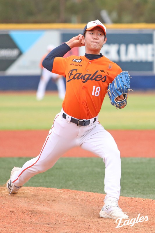 한화 이글스가 스프링캠프 연습경기에서 2연패에 빠졌다. 한화는 14일 호주 멜버른 야구장에서 열린 호주프로야구(ABL) 멜버른 에이시스와 스프링캠프 연습경기에서 1-4로 패했다. 이날 한화는 이원석(중견수)~권광민(우익수)~이진영(지명타자)~한지윤(좌익수)~김태연(1루수)~황영묵(2루수)~이도윤(3루수)~허인서(포수)~최유빈(유격수)으로 선발 라인업을 꾸렸다. 우완 박준영이 선발 등판했다. 한화는 9회말 마지막 공격에서 한 점을 만회했다. 1사 후 이진영이 볼넷으로 출루하며 기회를 만들었고, 한지윤이 좌익수 키를 넘기는 2루타로 주자를 불러들였다. 이후 김태연이 3루수 직선타, 황영묵이 루킹삼진으로 물러나면서 한화의 1-4 패배로 경기가 종료됐다. 한화 이글스