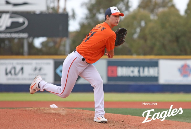 한화 이글스가 스프링캠프 연습경기에서 2연패에 빠졌다. 한화는 14일 호주 멜버른 야구장에서 열린 호주프로야구(ABL) 멜버른 에이시스와 스프링캠프 연습경기에서 1-4로 패했다. 이날 한화는 이원석(중견수)~권광민(우익수)~이진영(지명타자)~한지윤(좌익수)~김태연(1루수)~황영묵(2루수)~이도윤(3루수)~허인서(포수)~최유빈(유격수)으로 선발 라인업을 꾸렸다. 우완 박준영이 선발 등판했다. 한화는 9회말 마지막 공격에서 한 점을 만회했다. 1사 후 이진영이 볼넷으로 출루하며 기회를 만들었고, 한지윤이 좌익수 키를 넘기는 2루타로 주자를 불러들였다. 이후 김태연이 3루수 직선타, 황영묵이 루킹삼진으로 물러나면서 한화의 1-4 패배로 경기가 종료됐다. 한화 이글스