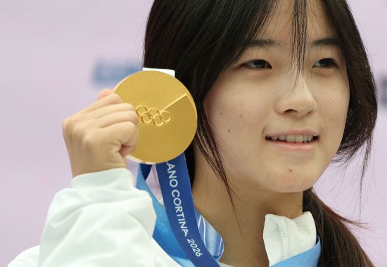 동계올림픽에서 한국 설상 종목 첫 금메달리스트가 된 최가온이 14일 이탈리아 밀라노 코리아하우스 K-컬처존에서 열린 기자회견에 참석했다. 최가온은 13일 이탈리아 리비뇨 스노파크에서 열린 2026 밀라노·코르티나담페초 올림픽 스노보드 여자 하프파이프 결승에서 90.25점을 받아 올림픽 2연패를 달성한 우승 후보 클로이 킴(미국)을 제치고 우승을 차지했다. 특히 최가온은 결승 1차 시기에서 두 번째 점프를 시도하다가 크게 넘어져 경기 지속 여부가 불투명한 상황을 이겨내고 3차 시기에서 대역전극을 해냈다. 연합뉴스