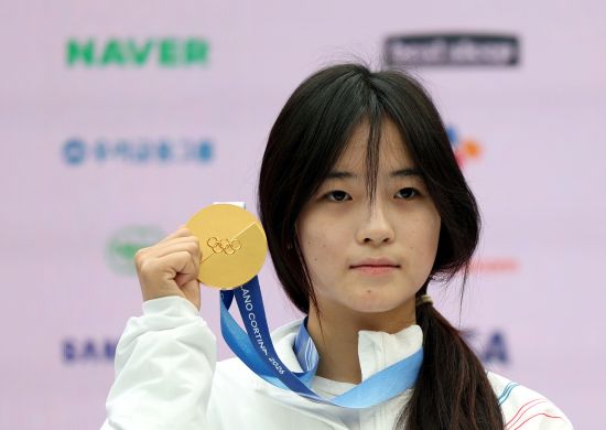 동계올림픽에서 한국 설상 종목 첫 금메달리스트가 된 최가온이 14일 이탈리아 밀라노 코리아하우스 K-컬처존에서 열린 기자회견에 참석했다. 최가온은 13일 이탈리아 리비뇨 스노파크에서 열린 2026 밀라노·코르티나담페초 올림픽 스노보드 여자 하프파이프 결승에서 90.25점을 받아 올림픽 2연패를 달성한 우승 후보 클로이 킴(미국)을 제치고 우승을 차지했다. 특히 최가온은 결승 1차 시기에서 두 번째 점프를 시도하다가 크게 넘어져 경기 지속 여부가 불투명한 상황을 이겨내고 3차 시기에서 대역전극을 해냈다. 연합뉴스