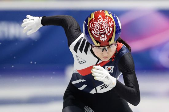 최민정, 김길리(이상 성남시청), 노도희(화성시청)는 14일(한국시간) 이탈리아 밀라노 아이스스케이팅 아레나에서 열린 2026 밀라노·코르티나담페초 동계올림픽 쇼트트랙 여자 1000m 예선을 통과했다. 각 조에서 1~2위를 차지한 선수과 3위에 오른 선수들 중 랩타임이 가장 빠른 4명이 준준결승에 진출한다. 여자 1000m 준준결승은 16일 오후에 열린다. 노도희는 예선 2조에 오르면서 준준결승 진출을 확정 지었고, 최민정과 김길리도 각각 예선 5조와 8조에서 1위를 차지해 가볍게 준준결승행 티켓을 거머쥐었다. 연합뉴스