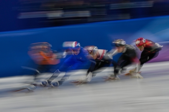 2018 평창 동계올림픽 쇼트트랙 남자 1500m에서 태극마크를 달고 금메달을 거머쥐었던 린샤오쥔(한국명 임효준)이 8년 만의 정상 탈환에 실패했다. 첫 판에서 탈락하며 일찌감치 짐을 쌌다. 2021년 중국으로 귀화한 린샤오쥔은 15일 이탈리아 밀라노 아이스스케이팅 아레나에서 열린 2026 밀라노·코르티나 동계올림픽 남자 1500m 예선 4조에 나섰으나 7바퀴를 남겨 놓고 곡선 주로에서 빠져나올 때 넘어져 탈락했다. 다른 선수와 접촉은 없었다. 린샤오쥔은 지난 13일 남자 1000m에서도 준준결승 4조에서 꼴찌를 하며 일찌감치 탈락했다. 연합뉴스