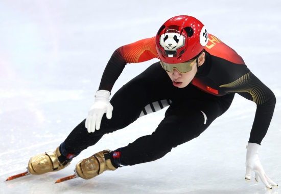 2018 평창 동계올림픽 쇼트트랙 남자 1500m에서 태극마크를 달고 금메달을 거머쥐었던 린샤오쥔(한국명 임효준)이 8년 만의 정상 탈환에 실패했다. 첫 판에서 탈락하며 일찌감치 짐을 쌌다. 2021년 중국으로 귀화한 린샤오쥔은 15일 이탈리아 밀라노 아이스스케이팅 아레나에서 열린 2026 밀라노·코르티나 동계올림픽 남자 1500m 예선 4조에 나섰으나 7바퀴를 남겨 놓고 곡선 주로에서 빠져나올 때 넘어져 탈락했다. 다른 선수와 접촉은 없었다. 린샤오쥔은 지난 13일 남자 1000m에서도 준준결승 4조에서 꼴찌를 하며 일찌감치 탈락했다. 연합뉴스