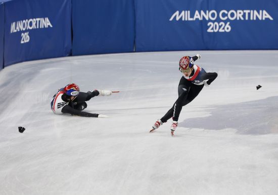 임종언(왼쪽)이 14일 이탈리아 밀라노 아이스스케이팅 아레나에서 열린 2026 밀라노·코르티나담페초 동계올림픽 쇼트트랙 남자 1500m 예선 5조에서 결승선을 앞두고 미끄러 넘어지고 있다. 이번 대회 우승후보인 임종언은 첫 판에서 충격탈락하고 말았다. 연합뉴스