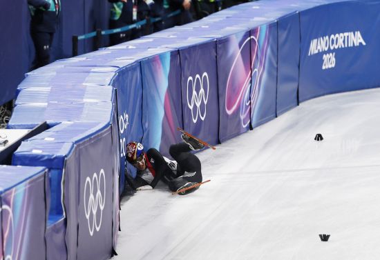 임종언이 14일 이탈리아 밀라노 아이스스케이팅 아레나에서 열린 2026 밀라노·코르티나담페초 동계올림픽 쇼트트랙 남자 1500m 예선 5조에서 결승선을 앞두고 미끄러 넘어지고 있다. 이번 대회 우승후보인 임종언은 첫 판에서 충격탈락하고 말았다. 연합뉴스