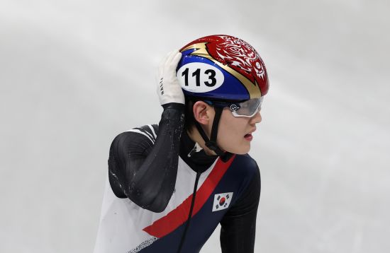 임종언이 14일 이탈리아 밀라노 아이스스케이팅 아레나에서 열린 2026 밀라노·코르티나담페초 동계올림픽 쇼트트랙 남자 1500m 예선 5조에서 결승선을 앞두고 미끄러 넘어져 충격탈락하고 말았다. 연합뉴스