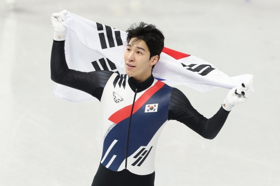 황대헌(강원도청)이 2026 밀라노·코르티나 동계올림픽 남자 1500m에서 은메달을 차지했다. 황대헌은 15일 이탈리아 밀라노 아이스스케이팅 아레나에서 열린 대회 쇼트트랙 남자 1500m 결승에서 2분12초304을 기록하면서 총 9명 중 두 번째로 결승선을 통과했다. 4년 전인 2022 베이징 올림픽에서 이 종목 금메달을 획득했던 황대헌은 대회 2연패는 이루지 못했으나 은메달을 목에 거는 것으로 자신과 한국 쇼트트랙의 자존심을 지켰다. 황대헌은 올림픽 통산 네 번째 메달을 손에 쥐게 됐다. 황대헌은 2018 평창 동계올림픽에서 남자 500m 은메달을 거머쥐었다. 4년 전인 베이징 올림픽에선 남자 1500m 금메달, 남자 5000m 계주 은메달을 수확했다. 한국 쇼트트랙 대표로 한 번 나가기도 어렵다는 올림픽을 세 번째 출전했고 주종목 1500m에서 은메달을 추가했다. 연합뉴스